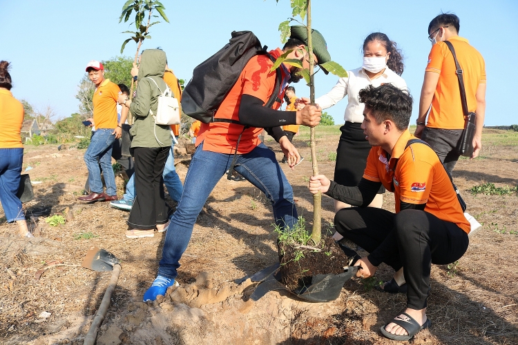 Tuổi trẻ Vietsovpetro tổ chức chương trình về nguồn kết hợp an sinh xã hội và trồng cây xanh Tháng Thanh niên 2021
