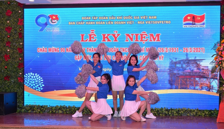 Tuổi trẻ Vietsovpetro kỷ niệm 90 năm Ngày thành lập Đoàn TNCS Hồ Chí Minh và gặp mặt giao lưu cán bộ Đoàn qua các thời kỳ Tuổi trẻ Vietsovpetro nỗ lực tiếp bước truyền thống Những người đi tìm lửa