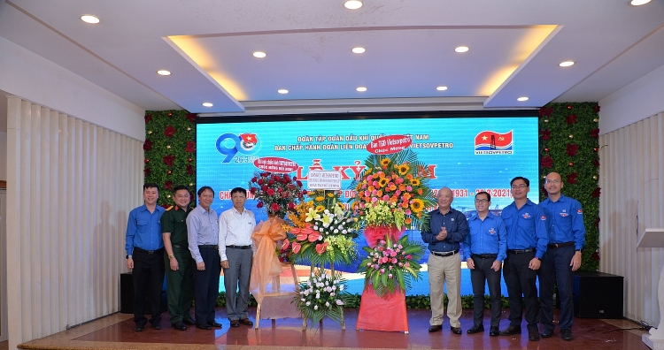 Tuổi trẻ Vietsovpetro kỷ niệm 90 năm Ngày thành lập Đoàn TNCS Hồ Chí Minh và gặp mặt giao lưu cán bộ Đoàn qua các thời kỳ Tuổi trẻ Vietsovpetro nỗ lực tiếp bước truyền thống Những người đi tìm lửa
