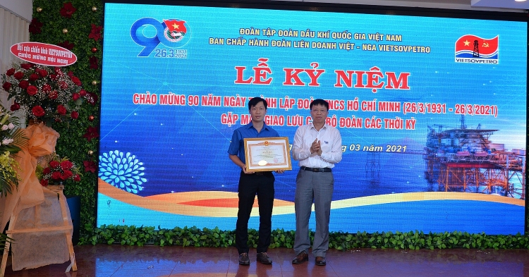 Tuổi trẻ Vietsovpetro kỷ niệm 90 năm Ngày thành lập Đoàn TNCS Hồ Chí Minh và gặp mặt giao lưu cán bộ Đoàn qua các thời kỳ Tuổi trẻ Vietsovpetro nỗ lực tiếp bước truyền thống Những người đi tìm lửa
