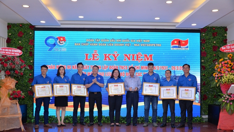 Tuổi trẻ Vietsovpetro kỷ niệm 90 năm Ngày thành lập Đoàn TNCS Hồ Chí Minh và gặp mặt giao lưu cán bộ Đoàn qua các thời kỳ Tuổi trẻ Vietsovpetro nỗ lực tiếp bước truyền thống Những người đi tìm lửa