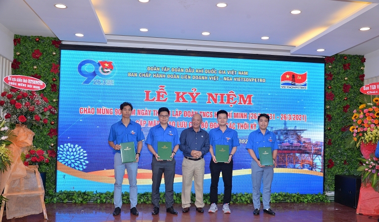 Tuổi trẻ Vietsovpetro kỷ niệm 90 năm Ngày thành lập Đoàn TNCS Hồ Chí Minh và gặp mặt giao lưu cán bộ Đoàn qua các thời kỳ Tuổi trẻ Vietsovpetro nỗ lực tiếp bước truyền thống Những người đi tìm lửa