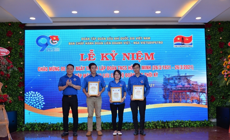 Tuổi trẻ Vietsovpetro kỷ niệm 90 năm Ngày thành lập Đoàn TNCS Hồ Chí Minh và gặp mặt giao lưu cán bộ Đoàn qua các thời kỳ Tuổi trẻ Vietsovpetro nỗ lực tiếp bước truyền thống Những người đi tìm lửa