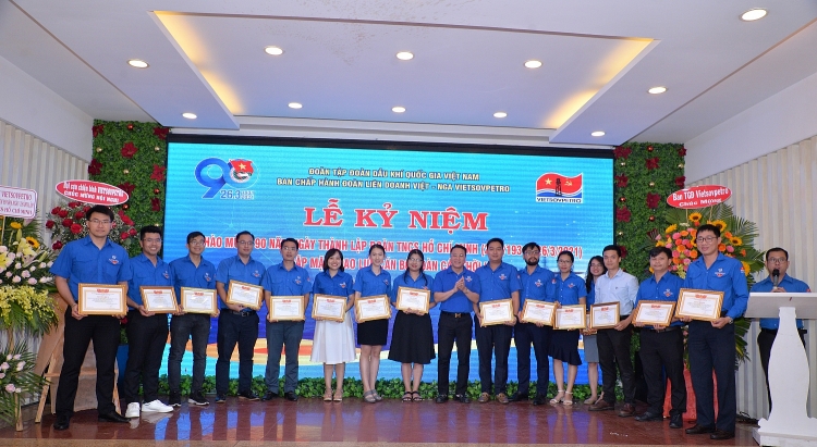 Tuổi trẻ Vietsovpetro kỷ niệm 90 năm Ngày thành lập Đoàn TNCS Hồ Chí Minh và gặp mặt giao lưu cán bộ Đoàn qua các thời kỳ Tuổi trẻ Vietsovpetro nỗ lực tiếp bước truyền thống Những người đi tìm lửa