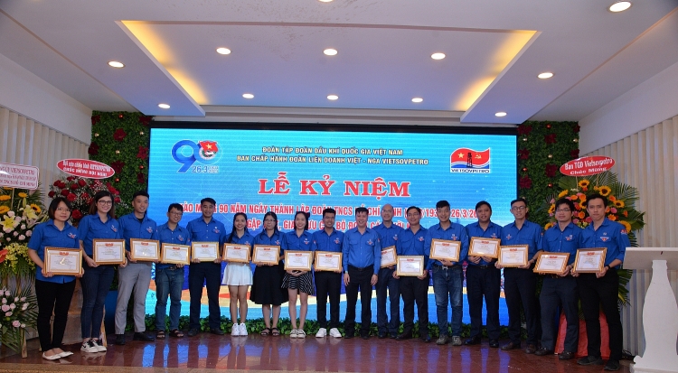 Tuổi trẻ Vietsovpetro kỷ niệm 90 năm Ngày thành lập Đoàn TNCS Hồ Chí Minh và gặp mặt giao lưu cán bộ Đoàn qua các thời kỳ Tuổi trẻ Vietsovpetro nỗ lực tiếp bước truyền thống Những người đi tìm lửa