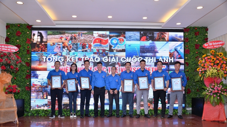Tuổi trẻ Vietsovpetro kỷ niệm 90 năm Ngày thành lập Đoàn TNCS Hồ Chí Minh và gặp mặt giao lưu cán bộ Đoàn qua các thời kỳ Tuổi trẻ Vietsovpetro nỗ lực tiếp bước truyền thống Những người đi tìm lửa