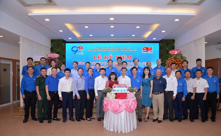 Tuổi trẻ Vietsovpetro kỷ niệm 90 năm Ngày thành lập Đoàn TNCS Hồ Chí Minh và gặp mặt giao lưu cán bộ Đoàn qua các thời kỳ Tuổi trẻ Vietsovpetro nỗ lực tiếp bước truyền thống Những người đi tìm lửa
