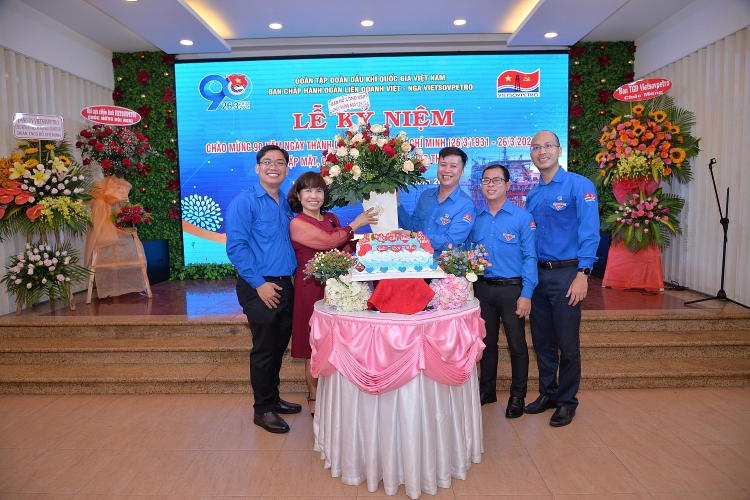 Tuổi trẻ Vietsovpetro kỷ niệm 90 năm Ngày thành lập Đoàn TNCS Hồ Chí Minh và gặp mặt giao lưu cán bộ Đoàn qua các thời kỳ Tuổi trẻ Vietsovpetro kỷ niệm 90 năm Ngày thành lập Đoàn TNCS Hồ Chí Minh và gặp mặt giao lưu cán bộ Đoàn qua các thời kỳ