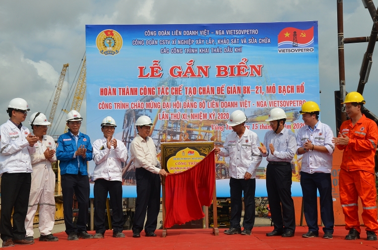 gan bien cong trinh chan de gian bk 21 chao mung dai hoi dang bo vietsovpetro lan thu xi