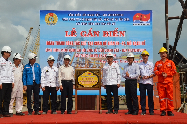 gan bien cong trinh chan de gian bk 21 chao mung dai hoi dang bo vietsovpetro lan thu xi