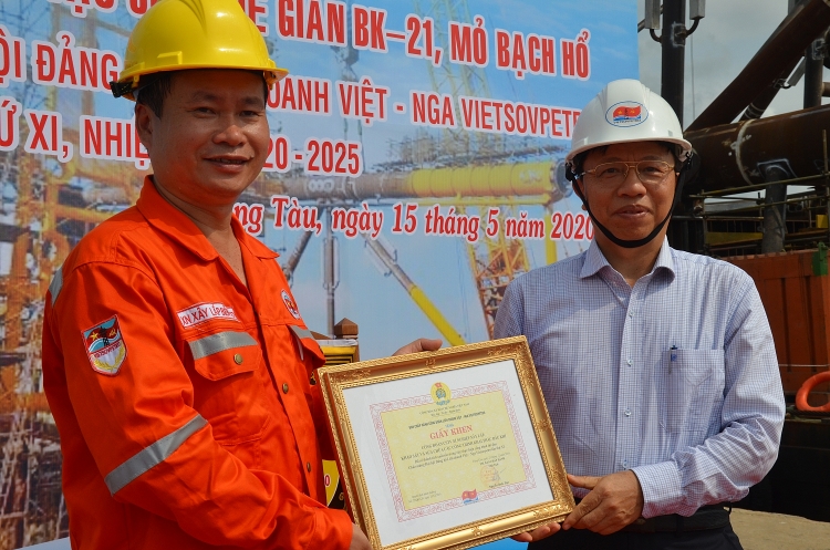 gan bien cong trinh chan de gian bk 21 chao mung dai hoi dang bo vietsovpetro lan thu xi