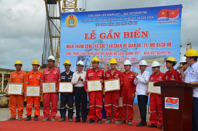 gan bien cong trinh chan de gian bk 21 chao mung dai hoi dang bo vietsovpetro lan thu xi