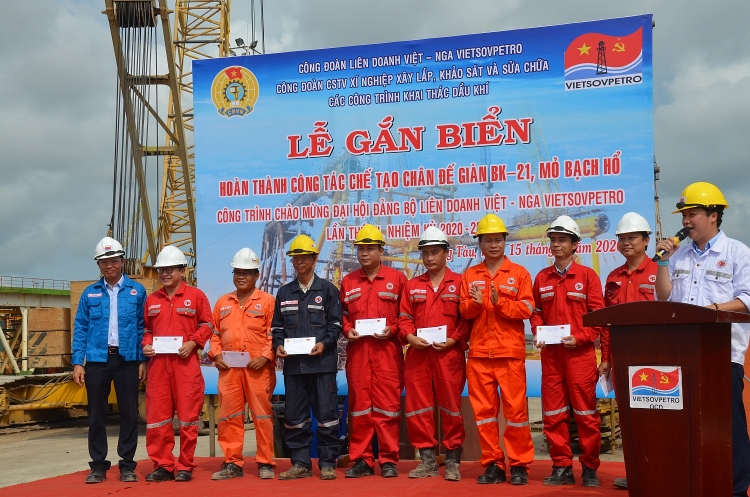 gan bien cong trinh chan de gian bk 21 chao mung dai hoi dang bo vietsovpetro lan thu xi