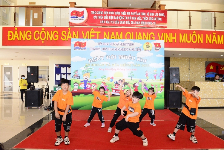 Xí nghiệp Khoan và Sửa giếng tổ chức “Ngày hội Thiếu nhi”