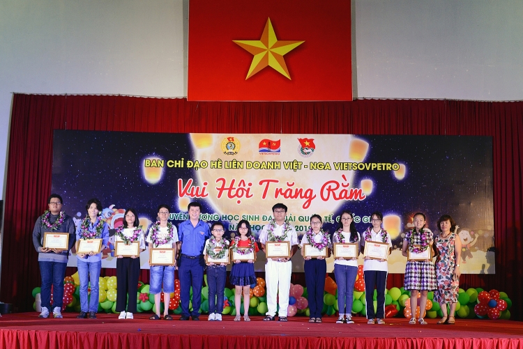 Vietsovpetro tổ chức Đêm hội trăng rằm cho các em thiếu nhi vietsovpetro to chuc dem hoi trang ram cho cac em thieu nhi