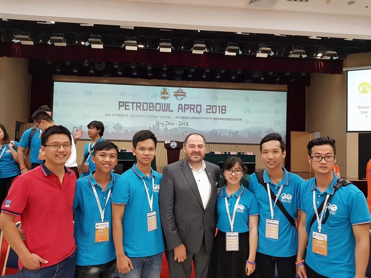 Phát triển đảng trong sinh viên: Tạo đà xây dựng nguồn nhân lực chất lượng cao cho ngành Dầu khí và xã hội