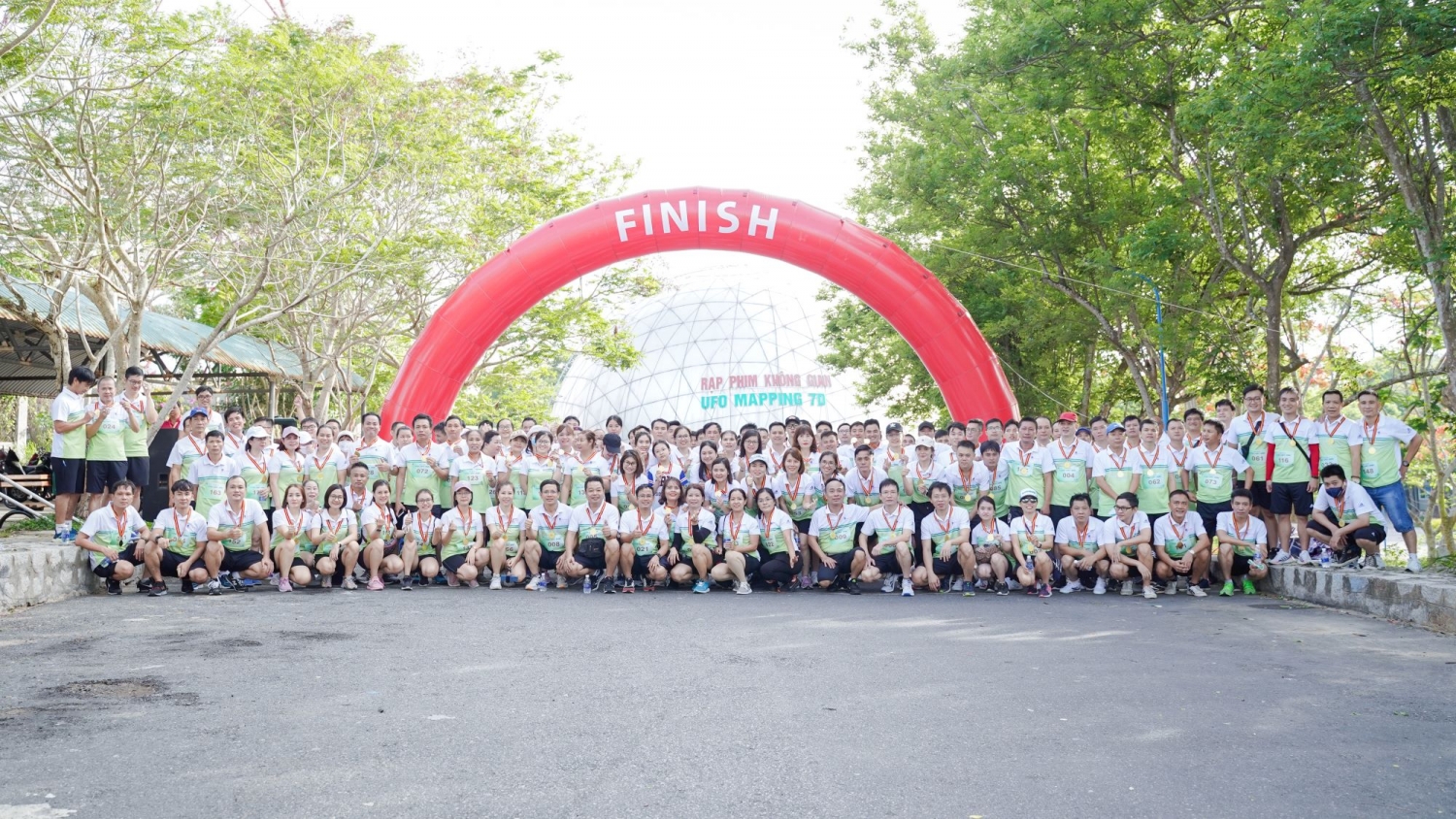 oàn thể Ban lãnh đạo cùng CBCNV Công ty chụp hình lưu niệm giải chạy