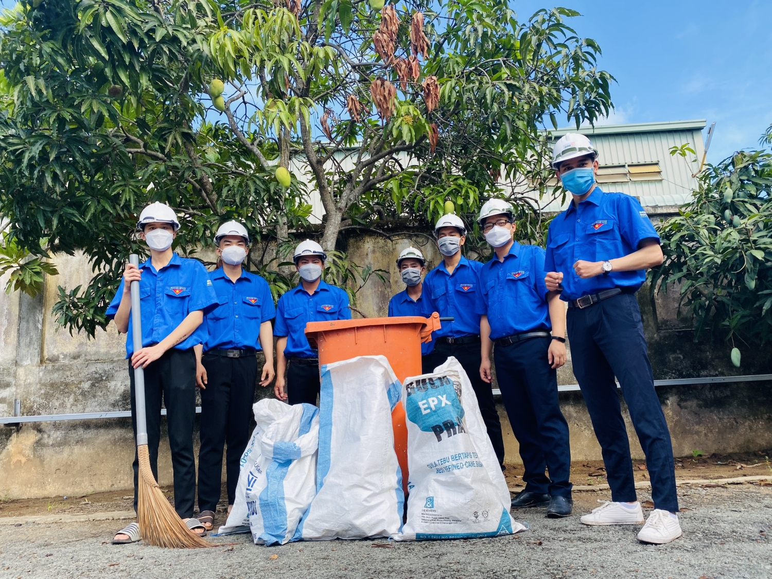 ham gia dọn vệ sinh, làm đẹp cảnh quan môi trường và trụ sở