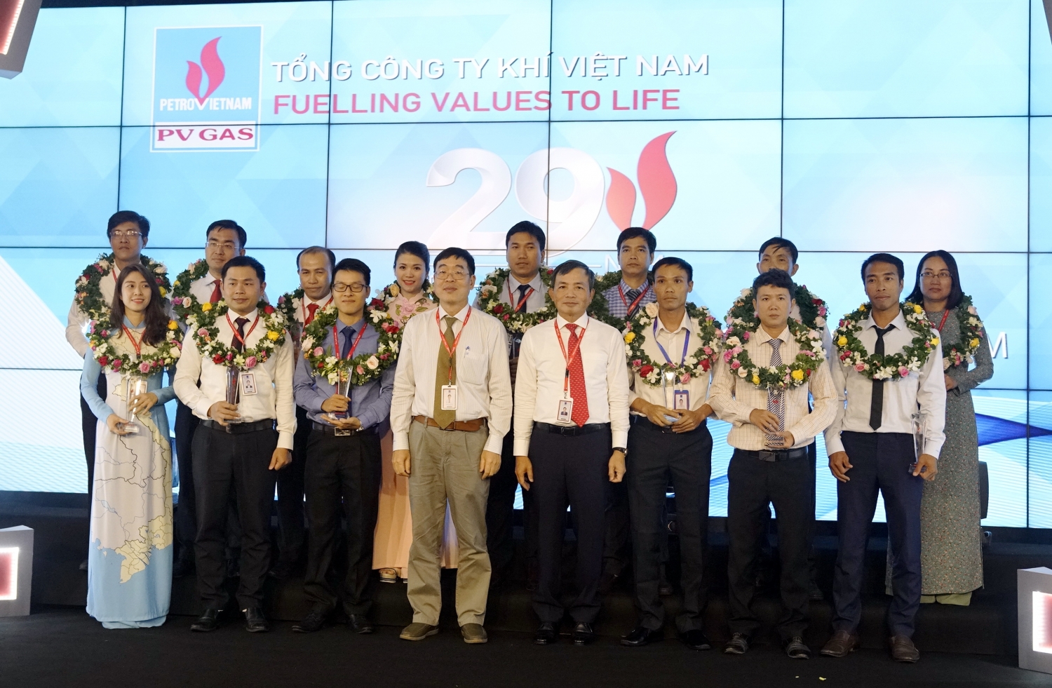 doan vien pv gas duoc tuyen duong thanh nien tien tien lam theo loi bac