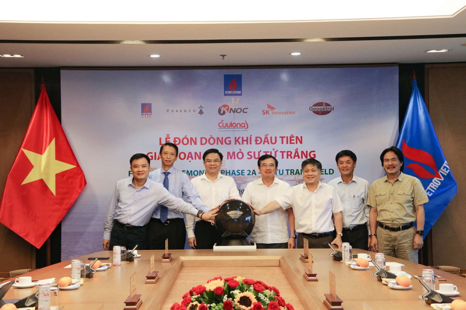 Petrovietnam công bố sự kiện đón nhận dòng khí đầu tiên từ mỏ Sư Tử Trắng giai đoạn 2A, Lô 15-1