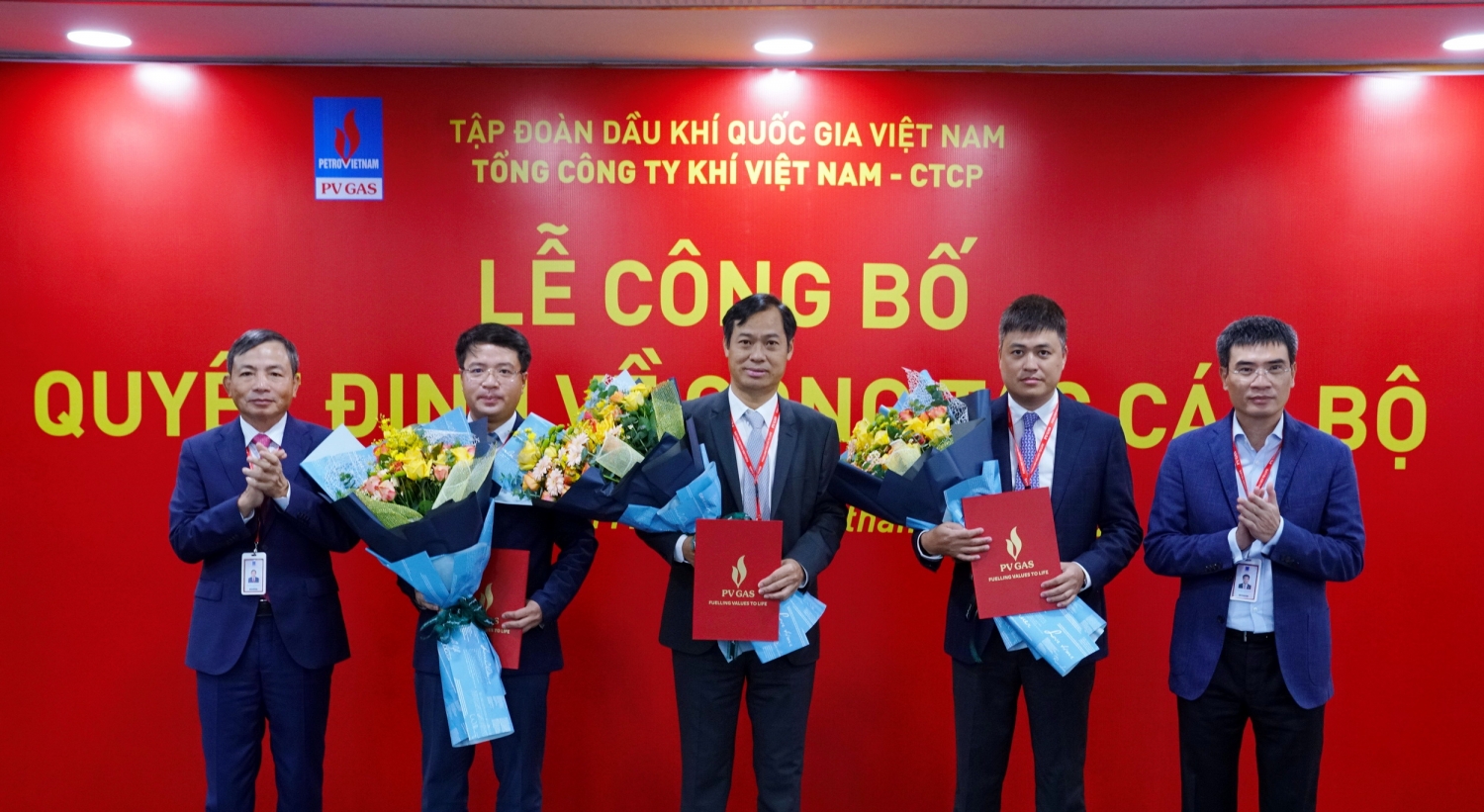 Lãnh đạo PV GAS trao quyết định bổ nhiệm cho Giám đốc KĐN (thứ 2 từ trái qua)