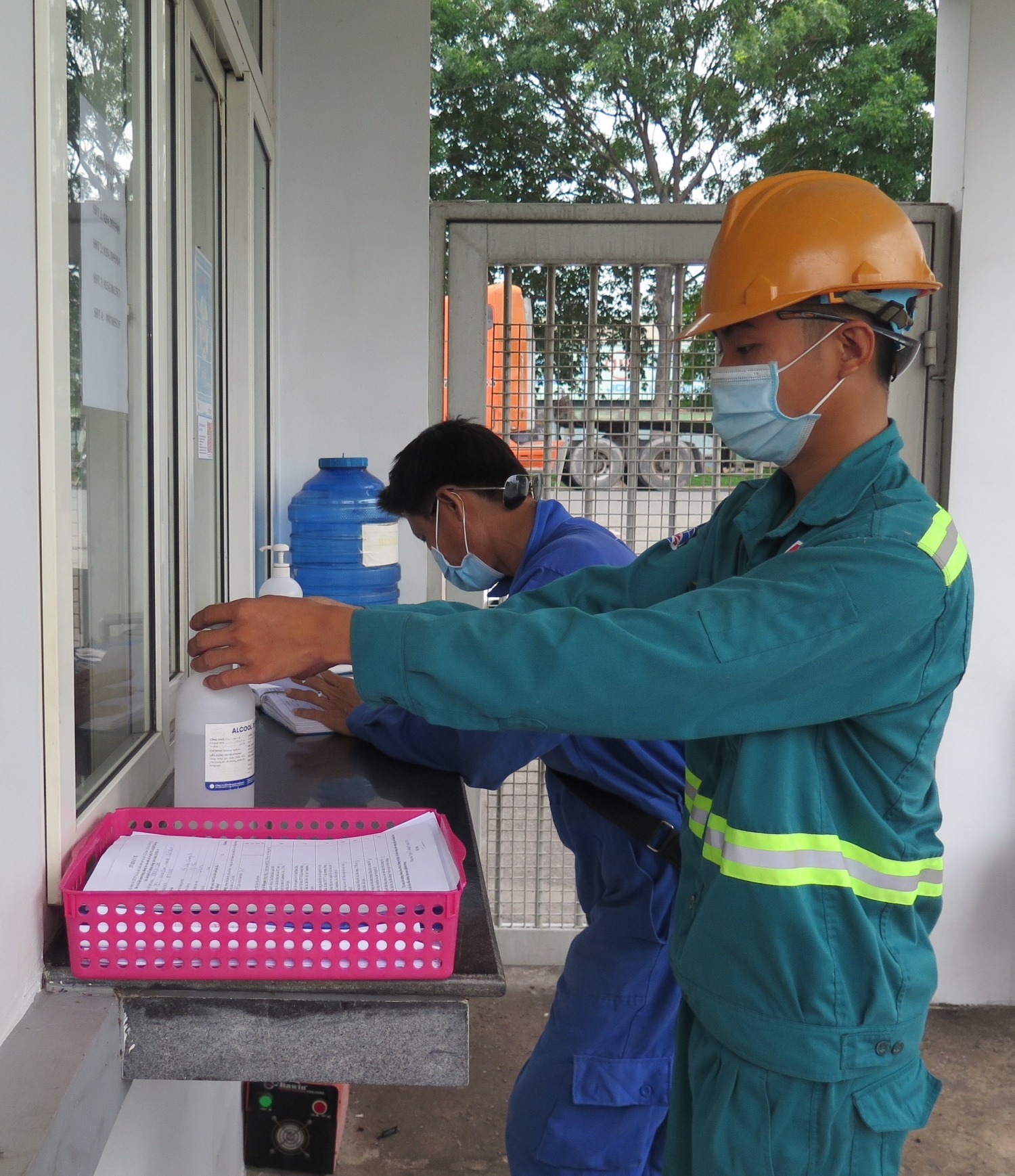 Tất cả các nhân viên nhà thầu được phép vào công trình khí đều phải khai báo y tế và thực hiện khử khuẩn