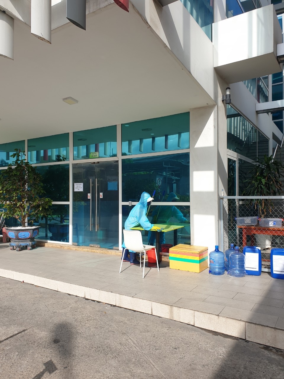 Nhân viên vệ sinh công nghiệp khử khuẩn tại Zone 0
