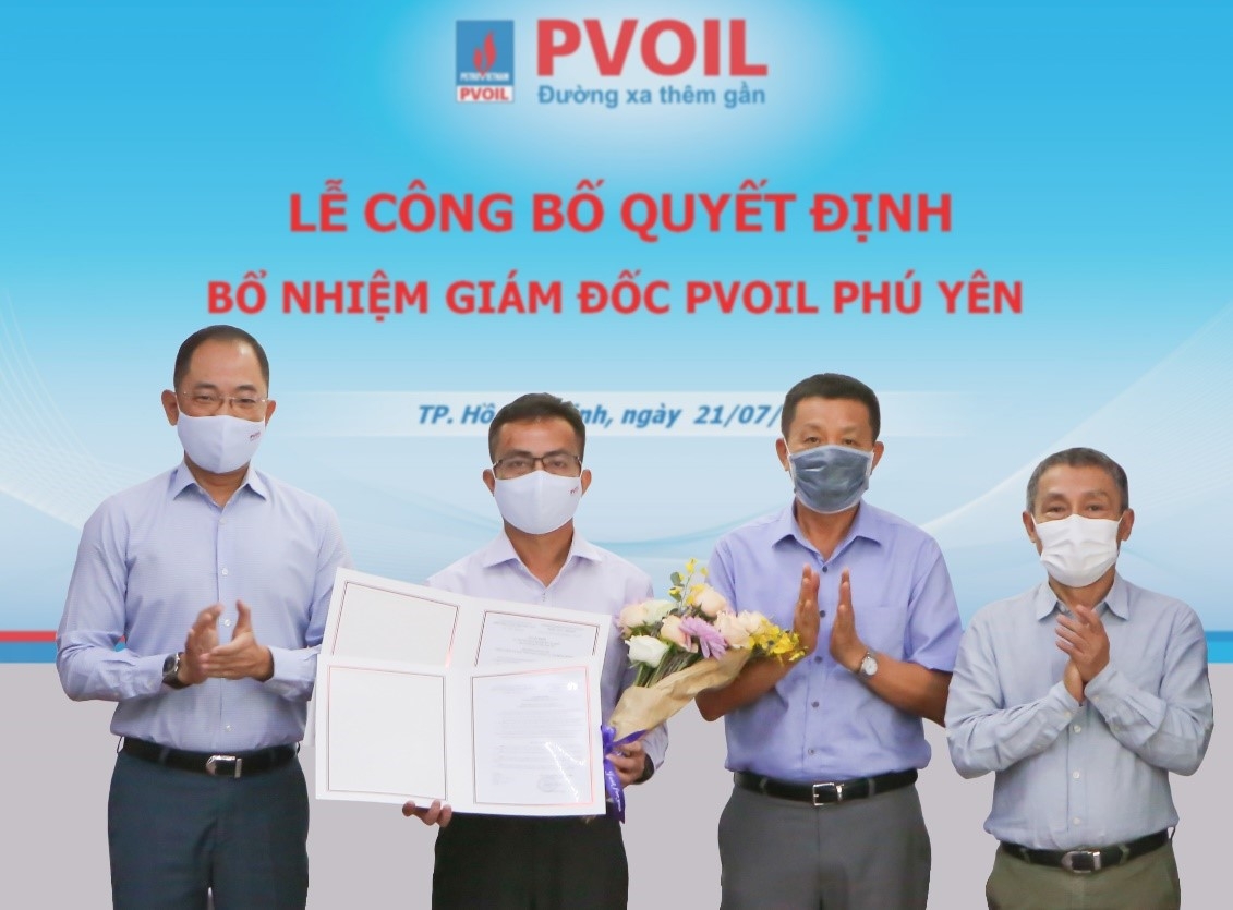 Ông Cao Hoài Dương – Bí thư Đảng ủy, Chủ tịch HĐQT PVOIL (bên trái), ông Đoàn Văn Nhuộm – Tổng Giám đốc PVOIL (thứ hai từ phải sang), ông Nguyễn Anh Toàn – Phó Tổng Giám đốc PVOIL, Chủ tịch HĐQT PVOIL Phú Yên (bên phải) trao Quyết định bổ nhiệm và tặng hoa chúc mừng ông Ngô Văn Nhiệm