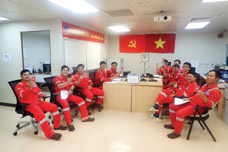 Sinh hoạt đảng trên giàn PQP-HT 0304-bien-dong-4