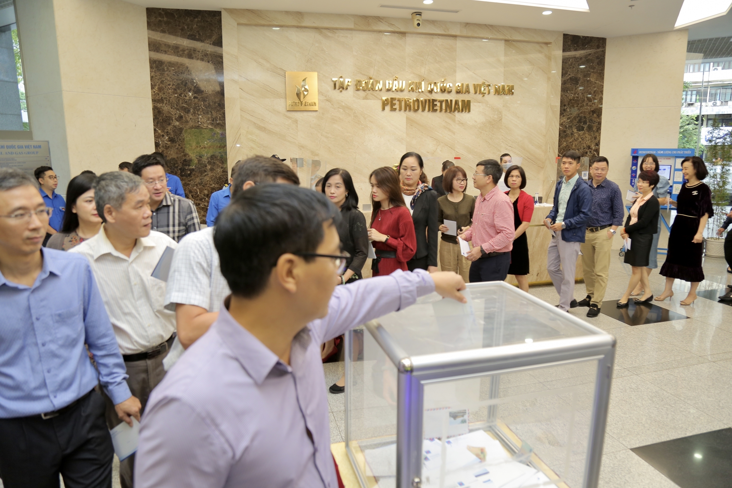 Cán bộ, người lao động Tập đoàn Dầu khí Việt Nam quyên góp ủng hộ đồng bào miền Trung