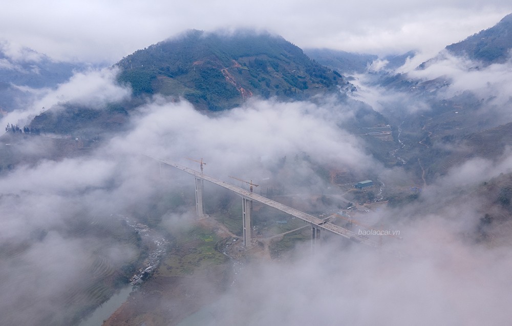 Vẻ đẹp hùng vỹ của cây cầu cao nhất Việt Nam Vẻ đẹp hùng vỹ của cây cầu cao nhất Việt Nam