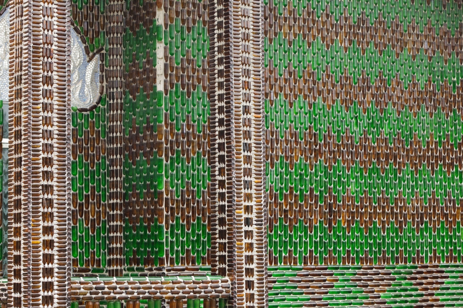 Chùa vỏ chai - Kiến trúc “có một không hai” ở Thái Lan Ngôi chùa vỏ chai - Kiến trúc “có một không hai” ở Thái Lan