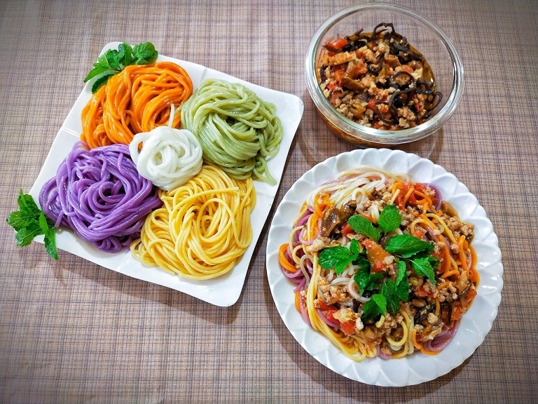 Bún ngũ sắc có thể nấu theo nhiều cách như bún canh, bún trộn.