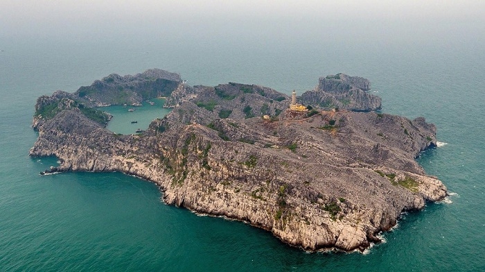 Đảo Long Châu - Vẻ đẹp hoang sơ, kỳ vĩ giữa vịnh Lan Hạ Đảo Long Châu - Vẻ đẹp hoang sơ, kỳ vĩ giữa vịnh Lan Hạ