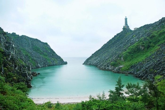 Đảo Long Châu - Vẻ đẹp hoang sơ, kỳ vĩ giữa vịnh Lan Hạ Đảo Long Châu - Vẻ đẹp hoang sơ, kỳ vĩ giữa vịnh Lan Hạ