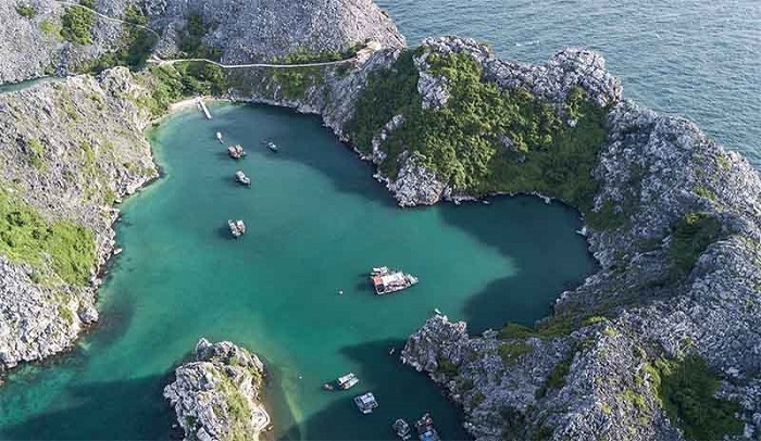 Đảo Long Châu - Vẻ đẹp hoang sơ, kỳ vĩ giữa vịnh Lan Hạ Đảo Long Châu - Vẻ đẹp hoang sơ, kỳ vĩ giữa vịnh Lan Hạ