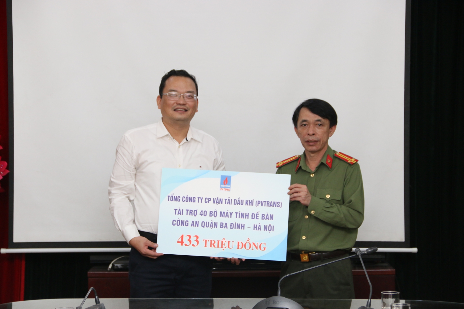 PVTrans trao tặng 40 máy tính cho cán bộ, chiến sỹ Công an quận Ba Đình