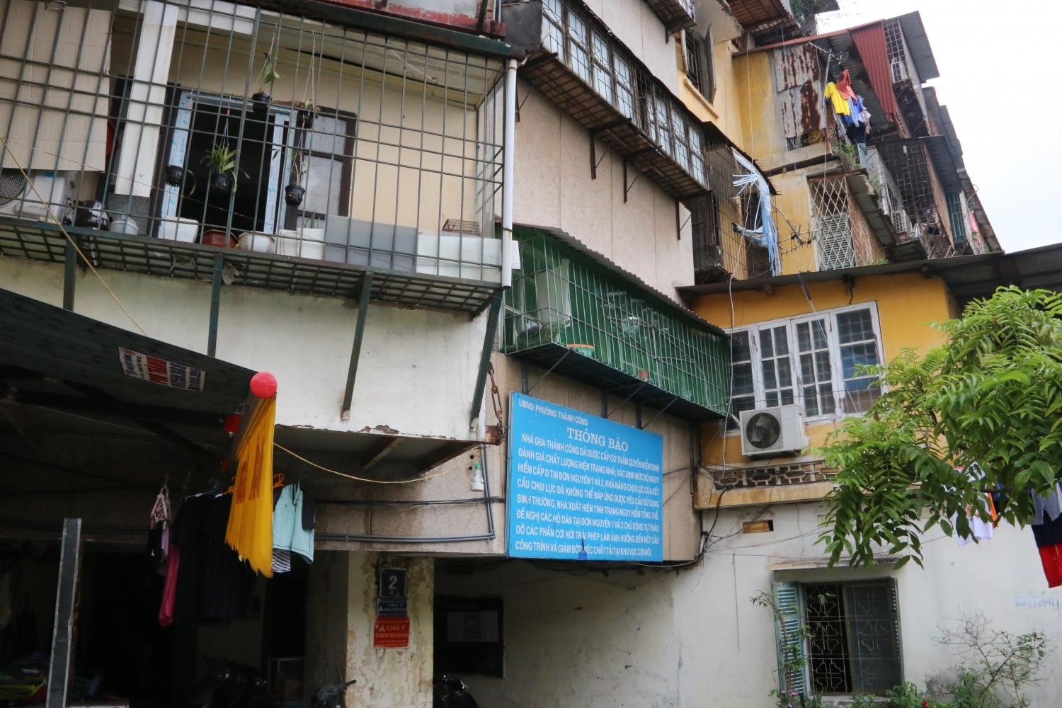 Tòa G6A Thành Công được xác định là nhà nguy hiểm cấp độ D, có nguy cơ sụp đổ cần phải di dời khẩn trương