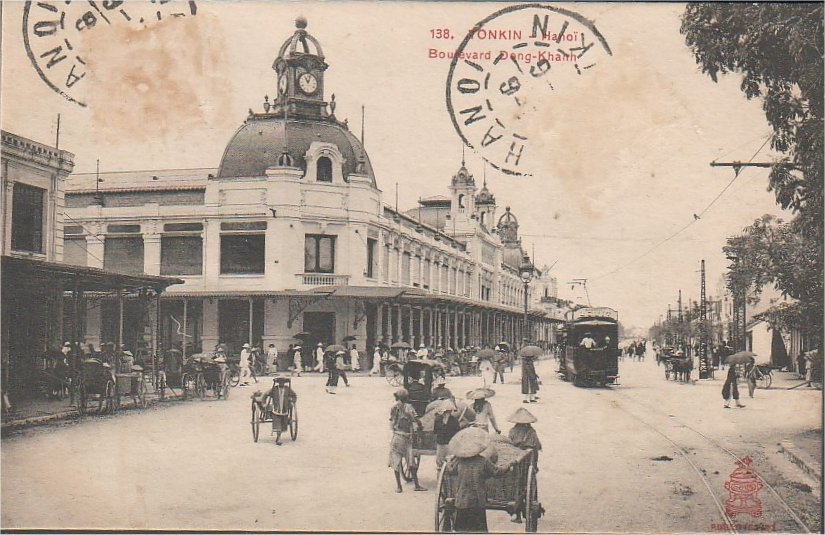 Tàu điện chạy qua trên đại lộ Francis Garnier.Đại lộ Dong Khanh