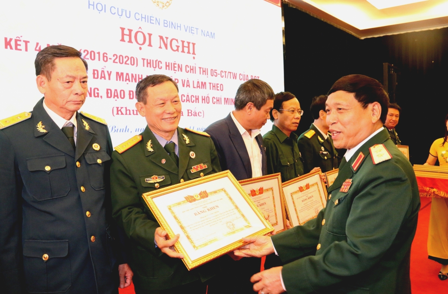 Phó Chủ tịch Hội CCB Việt Nam, Trung tướng Nguyễn Song Phi trao Bằng khen cho đồng chí Vũ Công Trình, Chủ tịch Hội CCB Liên doanh Việt - Nga Vietsovpetro
