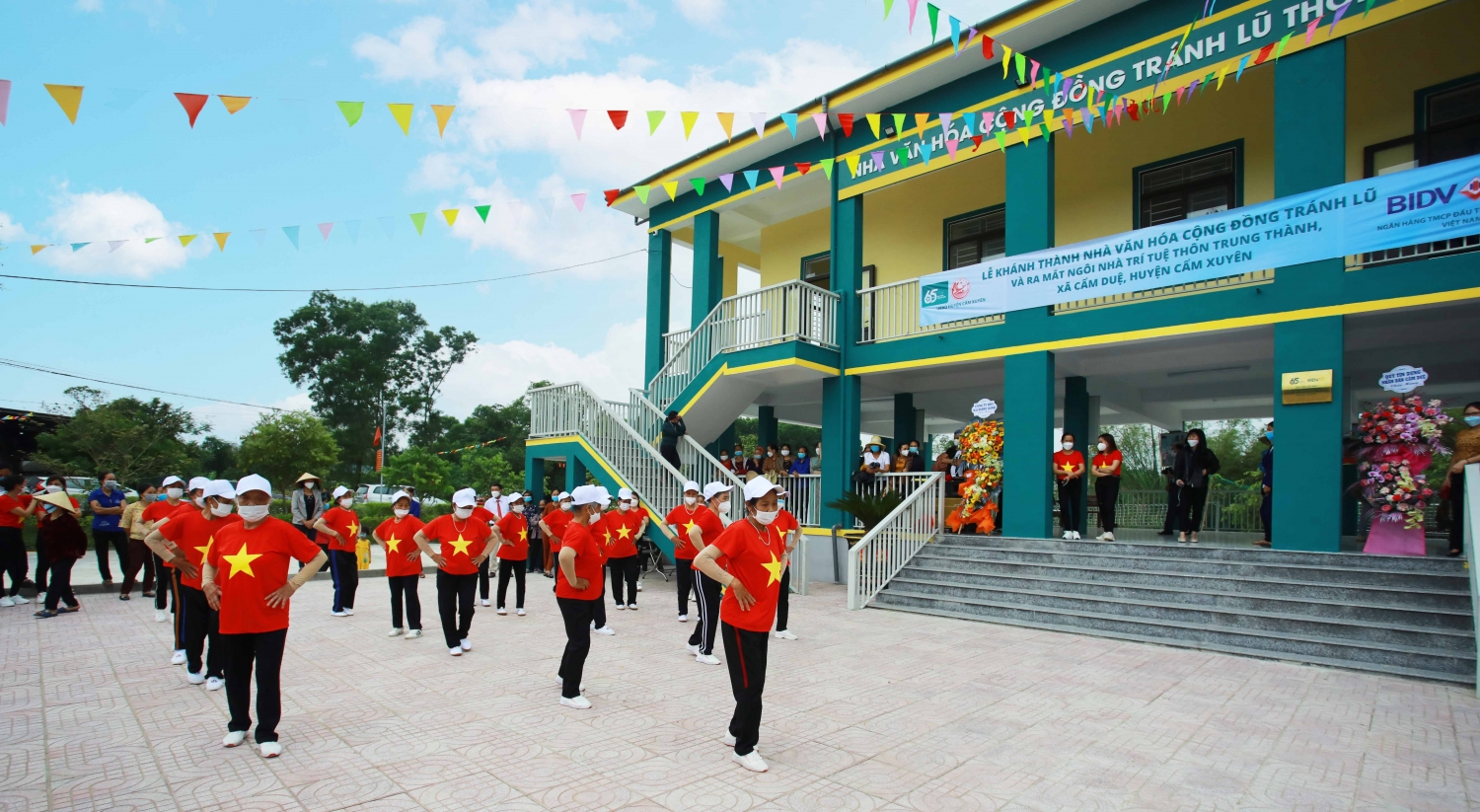 BIDV khánh thành nhà cộng đồng tránh lũ và trồng cây phòng hộ ven biển tại Hà Tĩnh