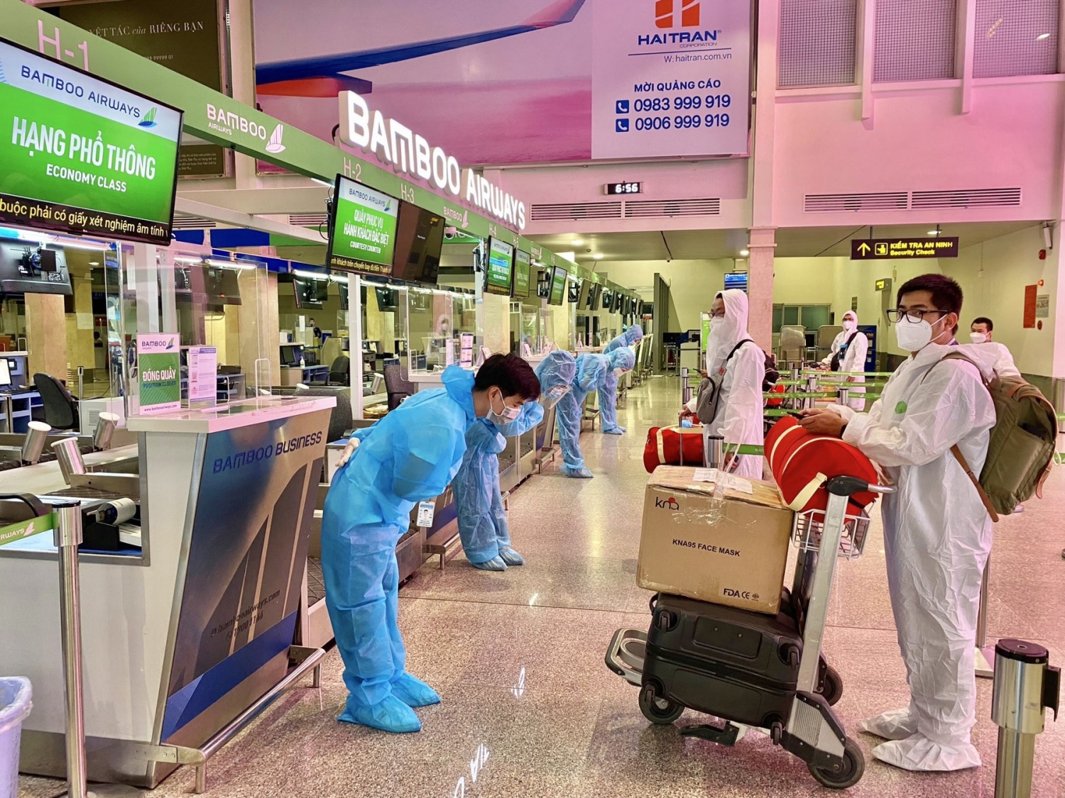 Bamboo Airways bay chuyên cơ khứ hồi đưa gần 200 y bác sĩ từ miền Trung vào TP HCM chống dịch