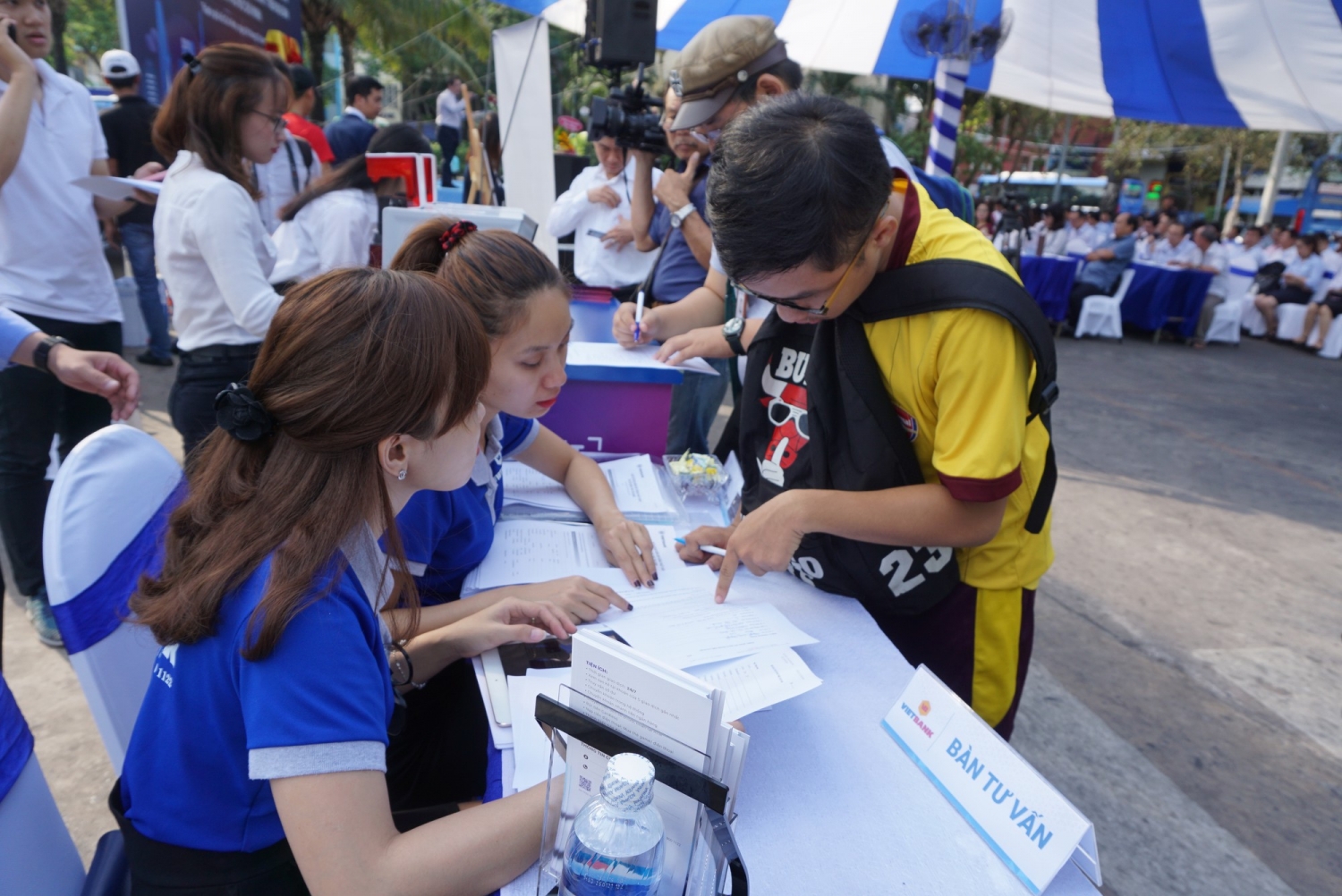 Tin nhanh ngân hàng ngày 6/12: Mua vé bus điện bằng thẻ chip ngân hàng Tin nhanh ngân hàng ngày 6/12: Mua vé bus điện bằng thẻ chip ngân hàng