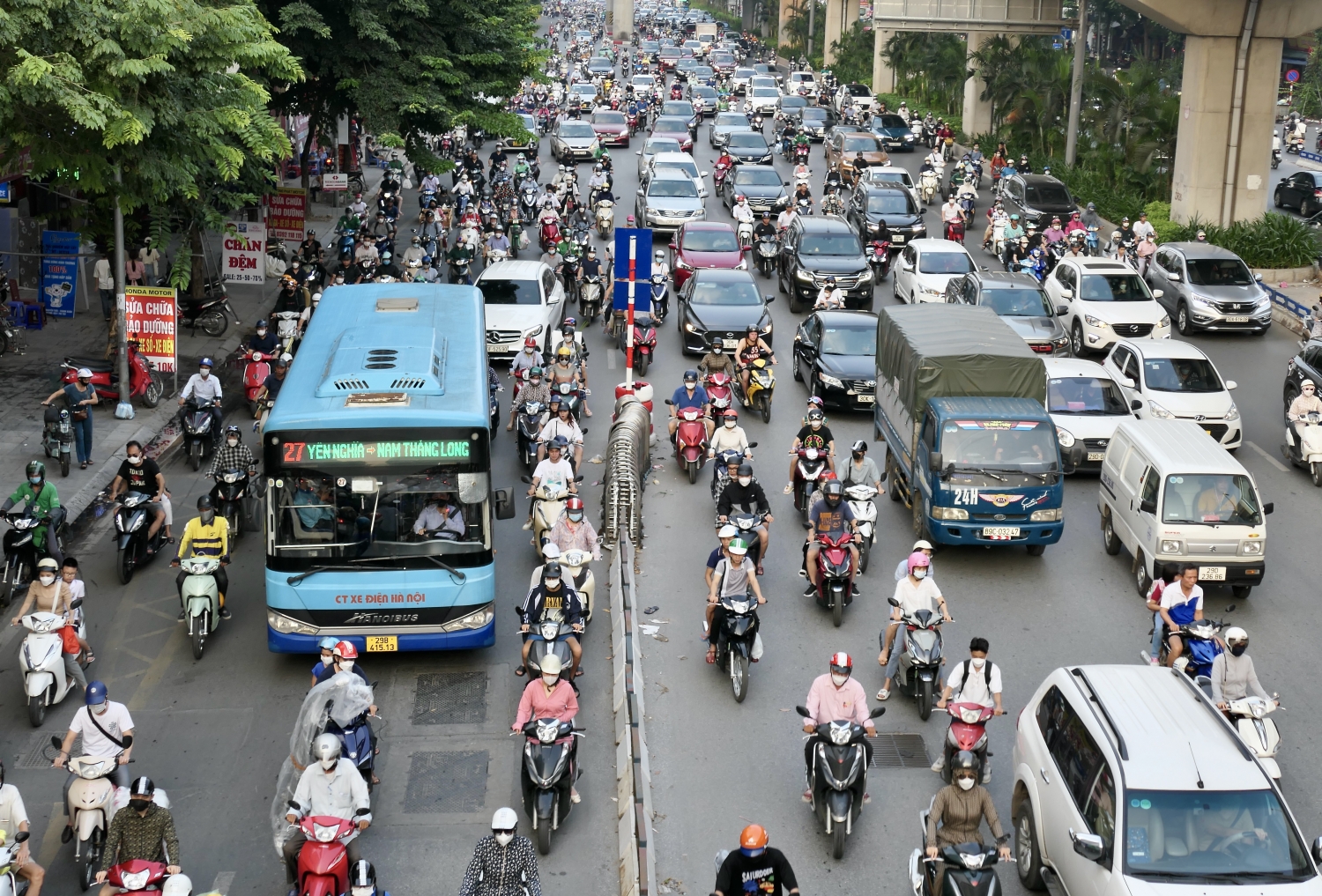 Bắt đầu khung giờ cao điểm, lượng phương tiện lưu thông tăng đột biến