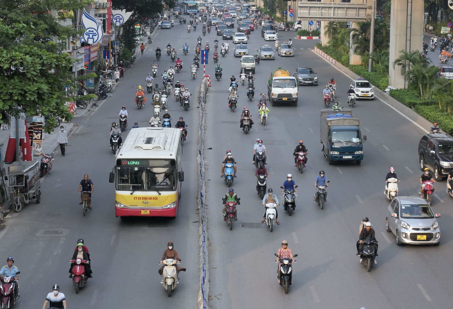 Chưa đến giờ cao điểm, nhiều người điều khiển xe máy vẫn lấn làn ô tô
