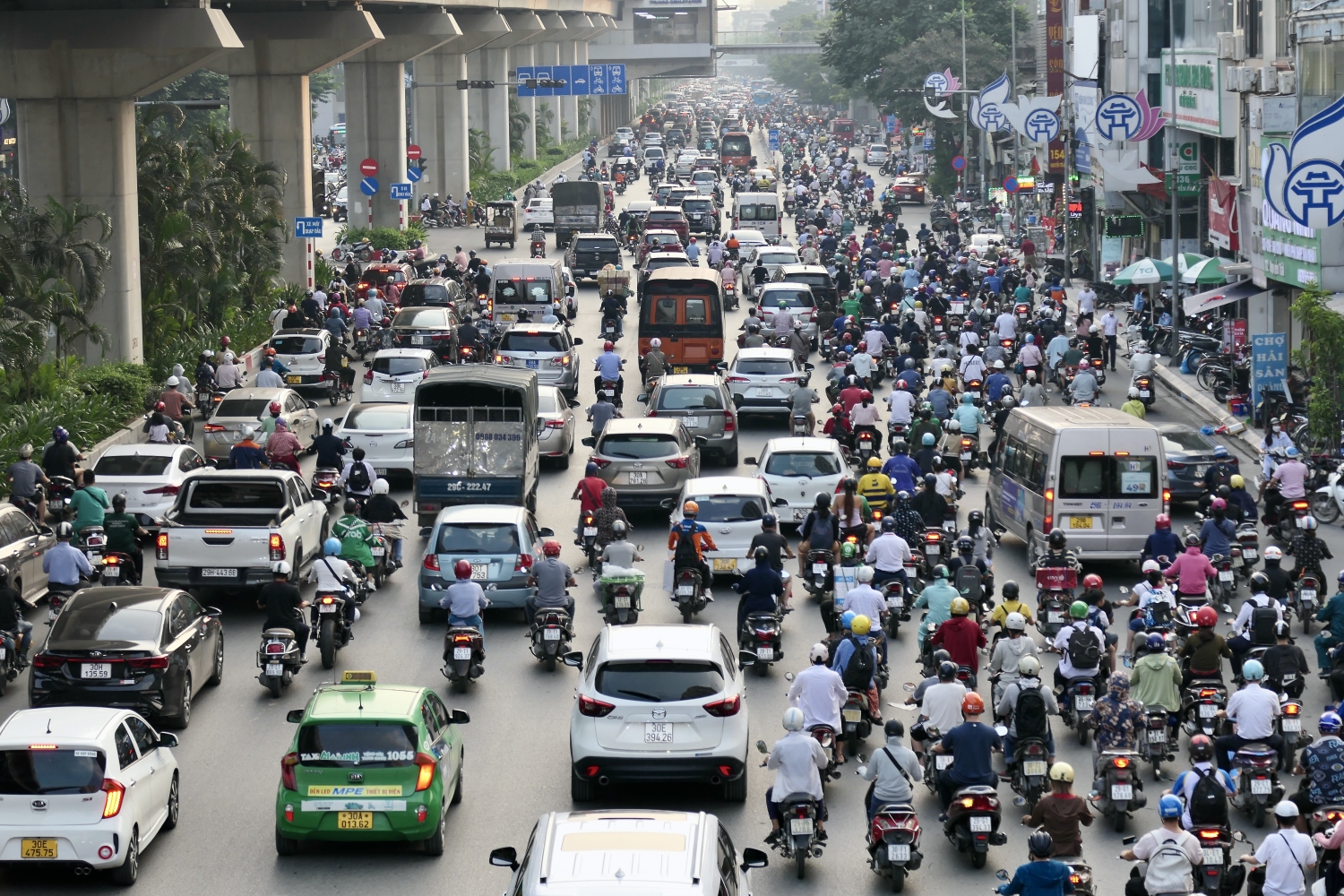 Giao thông chưa thể ngăn nắp gây ùn tắc 