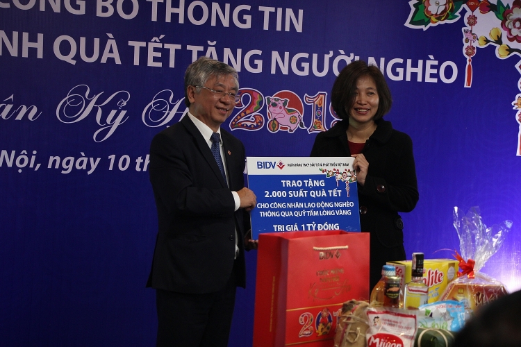 bidv danh tang 40000 suat qua tet tri gia 20 ty dong cho nguoi ngheo