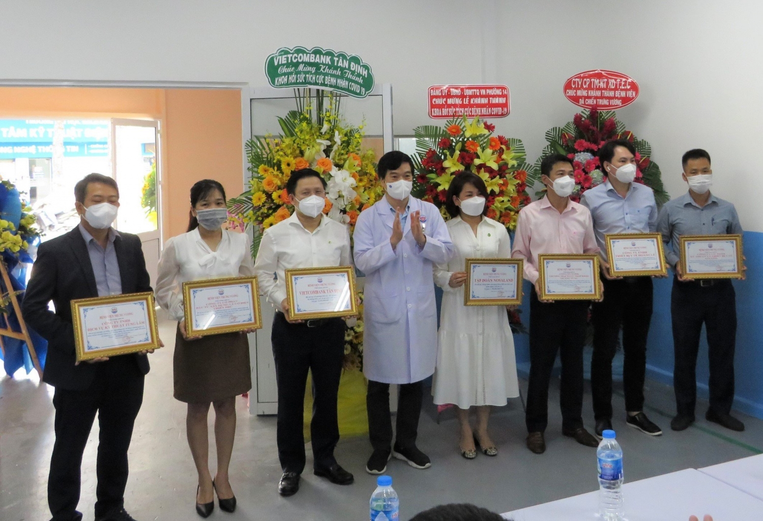 Vietcombank tài trợ thiết bị y tế trị giá 4.4 tỷ đồng cho khoa hồi sức tích cực – Bệnh viện điều trị COVID-19 Trưng Vương