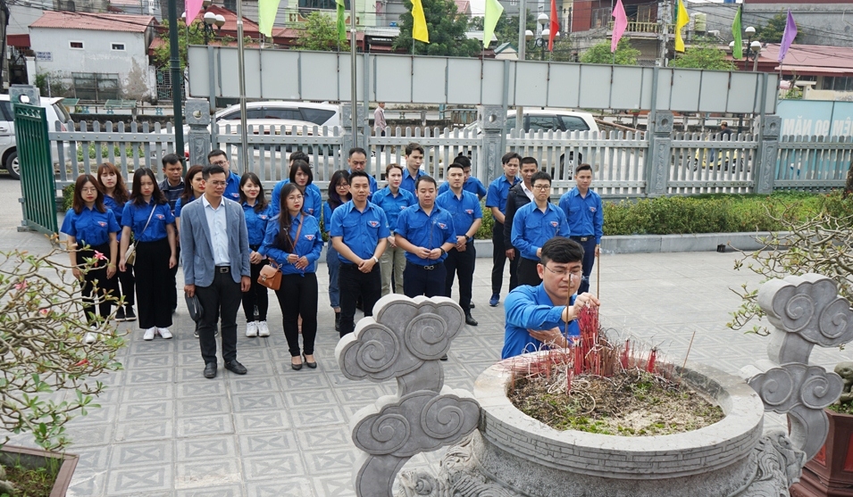 Tuổi trẻ các đơn vị Cụm Phối hợp hoạt động Đoàn Petrovietnam khu vực phía Bắc tổ chức về nguồn giáo dục truyền thống lịch sử