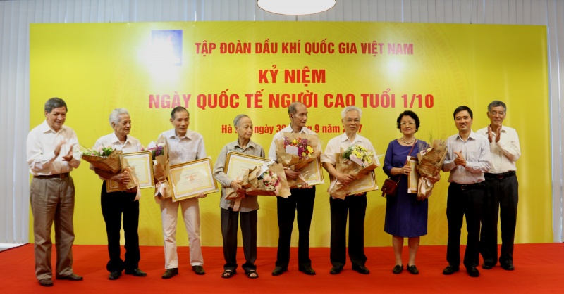 pvn gap mat can bo huu tri nhan ngay quoc te nguoi cao tuoi 499194